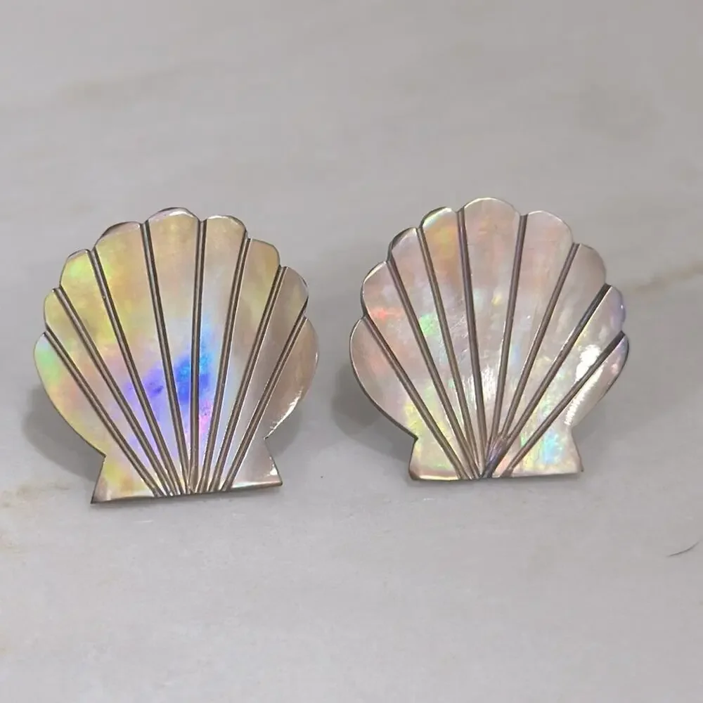Vintage Mother of Pearl Clam Shell Stud Earrings .75” Mermaidcore Coastal Beach